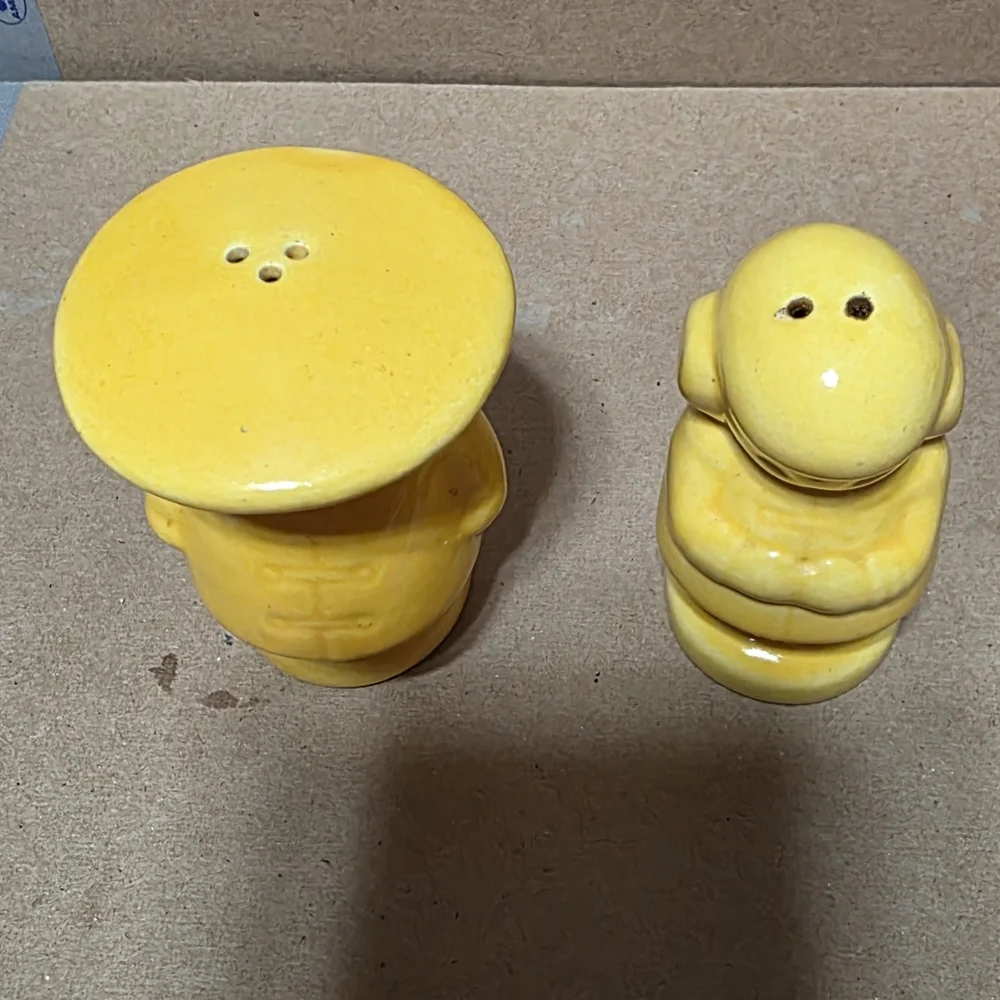 Vtg Chinese Couple Salt Pepper Shaker Set #146